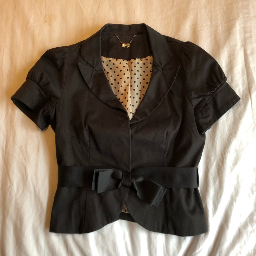 Cute short sleeve jacket with detail